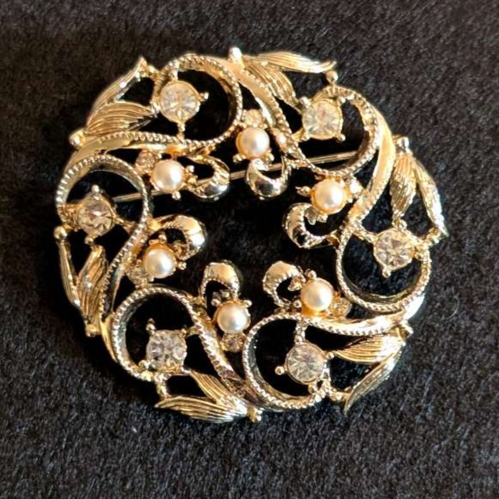 Sarah Coventry Gold Tone Wreath Brooch Faux Pearls And Rhinestones